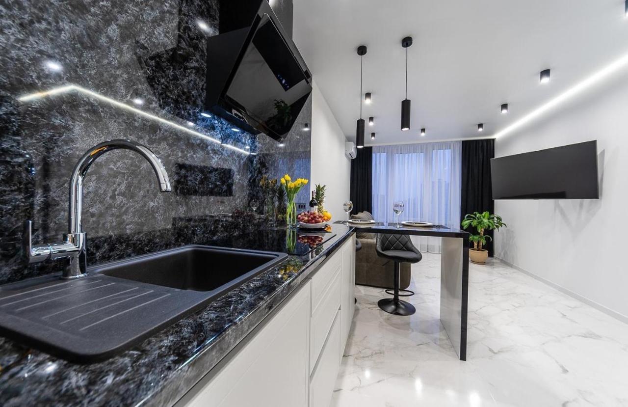 Seven: New Apartment with Designer Renovation on Dnipro Embankment Kyiv Exterior photo