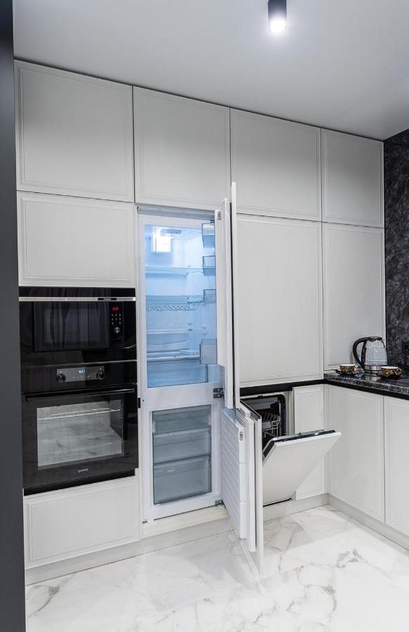 Seven: New Apartment with Designer Renovation on Dnipro Embankment Kyiv Exterior photo