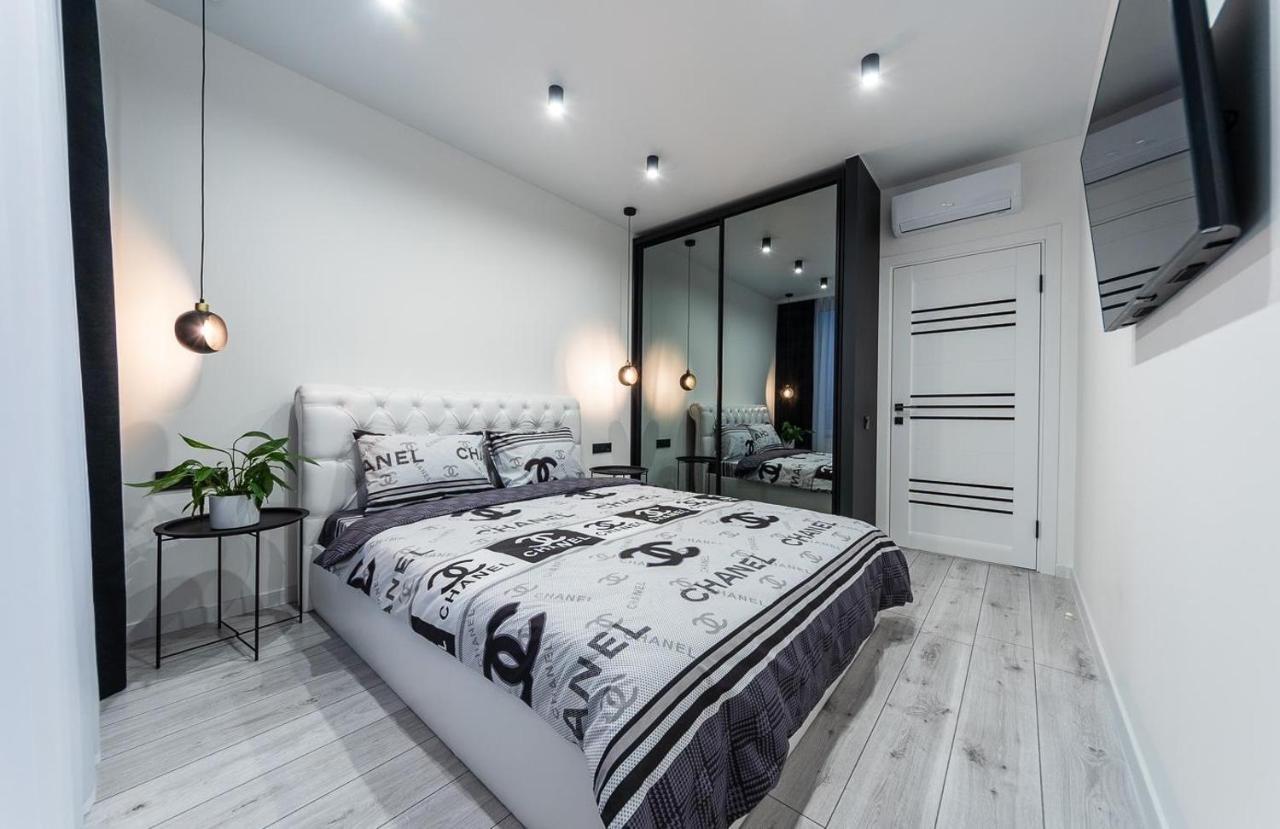 Seven: New Apartment with Designer Renovation on Dnipro Embankment Kyiv Exterior photo